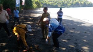 Anggota DPD RI, Abraham Paul Liyanto, terlibat langsung dalam aksi sapta pesona dan bersih-bersih obyek wisata pantai Enagera Maukeo.