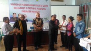 Wakil Bupati, Paul Nuwa Veto, menyerahkan bantuan kepada para pelaku wisata.