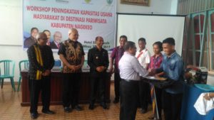 Sekretaris Dinas Pariwisata NTT, Welly Rohimone, menyerahkan bantuan kepada pelaku pariwisata.