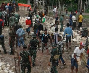 TNI bergotong royong bersama masyarakat.