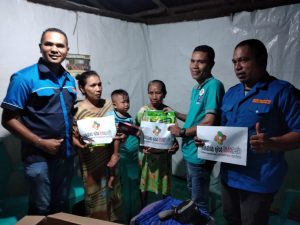 Nenek Siti Abdulah bersama Anaknya Fatima Abdulah saat menerima bantuan sembako yang diserahkan Yayasan Sahabat Kota Indonesia.